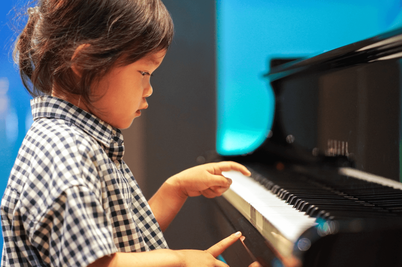 男の子がピアノを演奏している写真