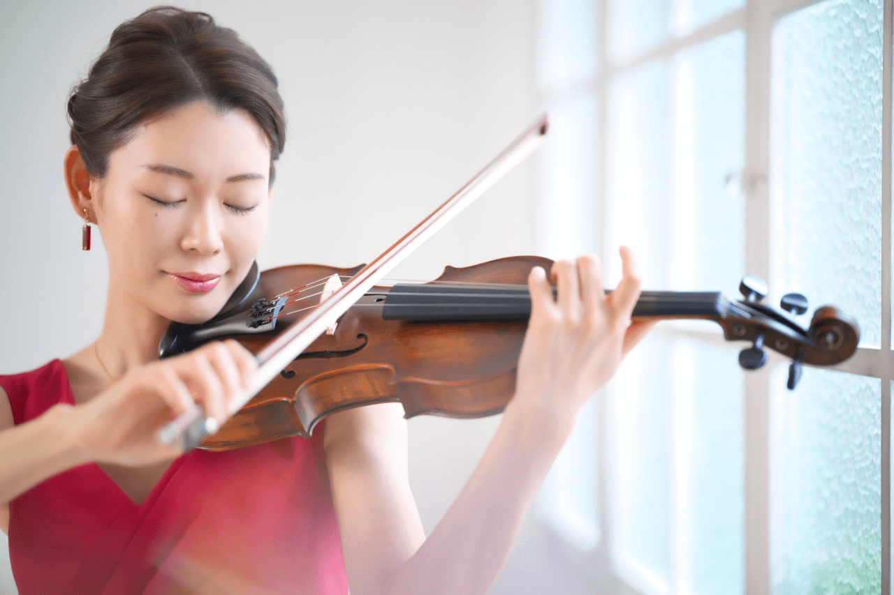 女性がバイオリンを演奏している写真